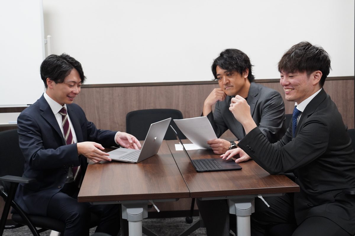 役員が事業について議論する様子