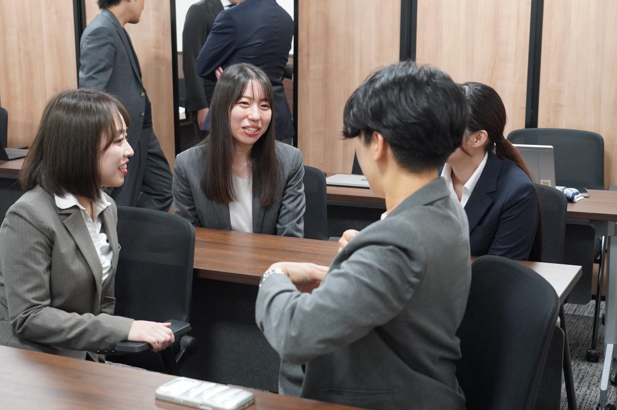 スタッフ同士で学び合う研修の様子